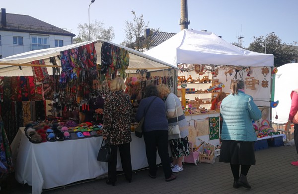 Sąjūdžio aikštėje karaliauja ruduo: prasidėjo kermošius „Po rudens dangum“