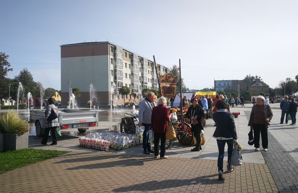 Sąjūdžio aikštėje karaliauja ruduo: prasidėjo kermošius „Po rudens dangum“