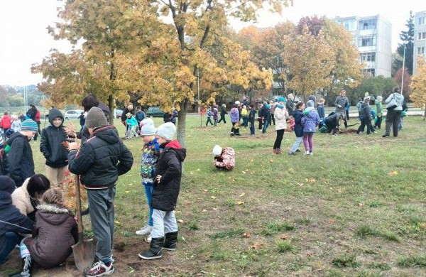 Prie Varnutės tvenkinio vaikai pasodino 20 ąžuoliukų