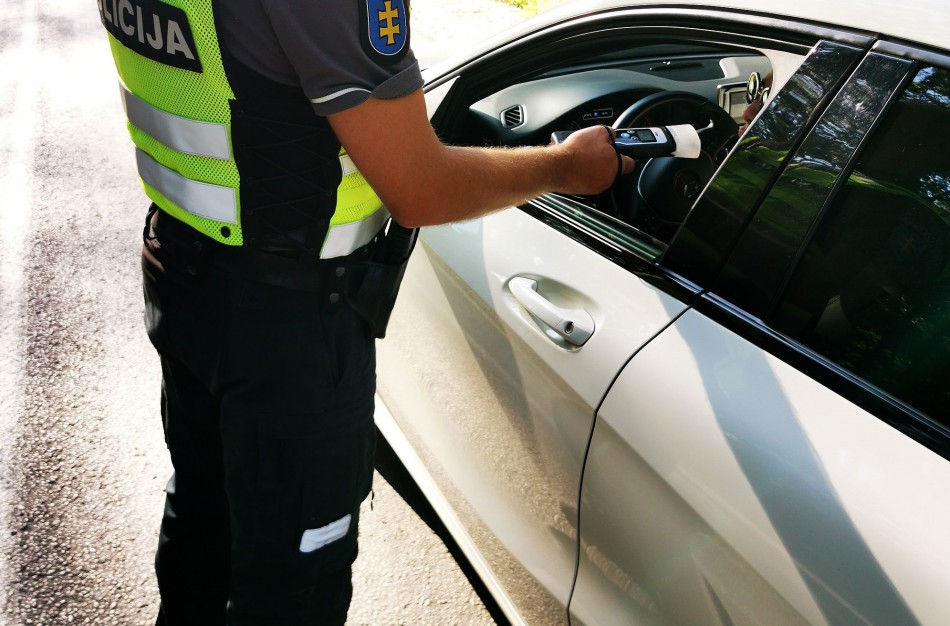 Dienos metu pričiupta neblaivi vairuotoja