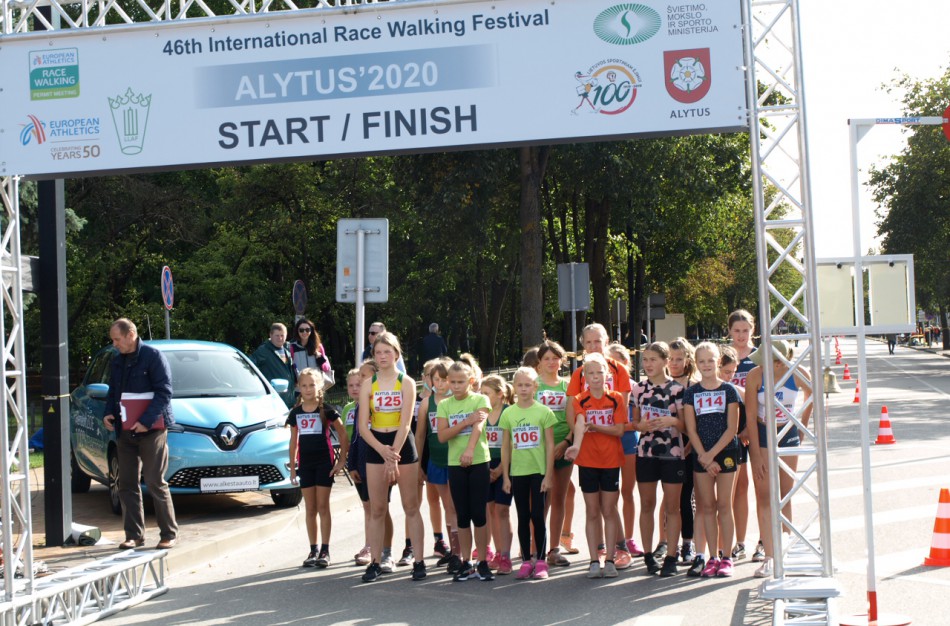 Alytuje vykusiose sportinio ėjimo varžybose pergales pasiekė ir jaunieji sportininkai, ir trenerė