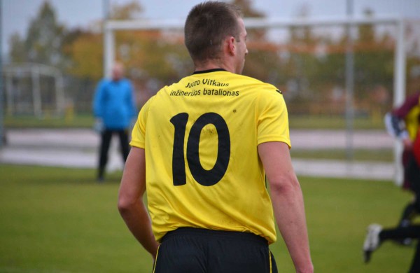 Futbolo aikštelėje varžosi Lietuvos kariuomenės sportininkai