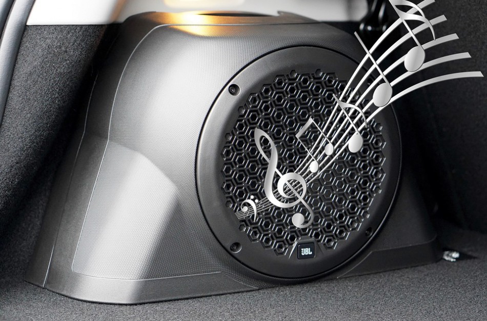 Skaitytojas Artūras: ,,Ar garsus muzikos klausymas automobiliuose - pažeidimas?"