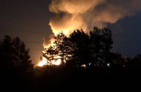 Užusalių kaime vakare įsiplieskusi ugnis rusena iki šiol