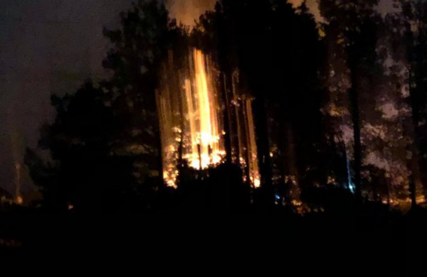 Užusalių kaime vakare įsiplieskusi ugnis rusena iki šiol