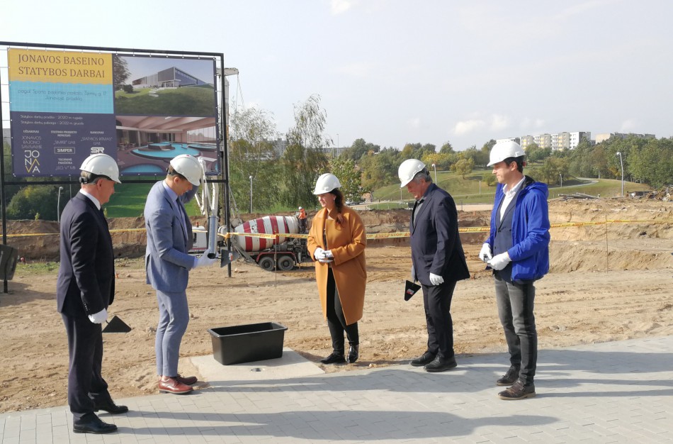 Įkasta naujojo Jonavos miesto baseino statybos pradžią simbolizuojanti laiko kapsulė