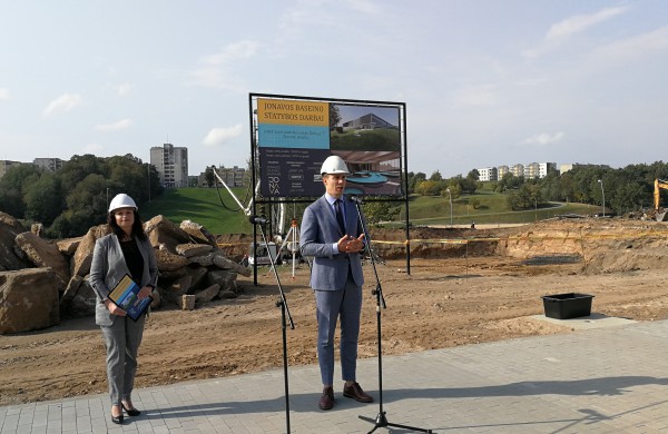 Įkasta naujojo Jonavos miesto baseino statybos pradžią simbolizuojanti laiko kapsulė