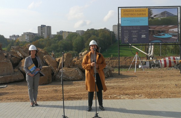 Įkasta naujojo Jonavos miesto baseino statybos pradžią simbolizuojanti laiko kapsulė