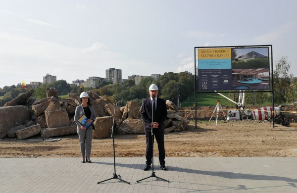 Įkasta naujojo Jonavos miesto baseino statybos pradžią simbolizuojanti laiko kapsulė