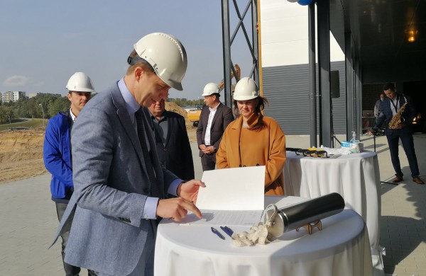 Įkasta naujojo Jonavos miesto baseino statybos pradžią simbolizuojanti laiko kapsulė