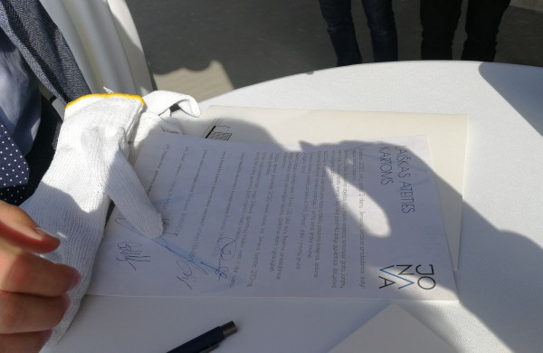 Įkasta naujojo Jonavos miesto baseino statybos pradžią simbolizuojanti laiko kapsulė