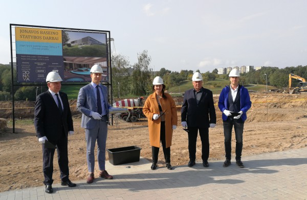 Įkasta naujojo Jonavos miesto baseino statybos pradžią simbolizuojanti laiko kapsulė