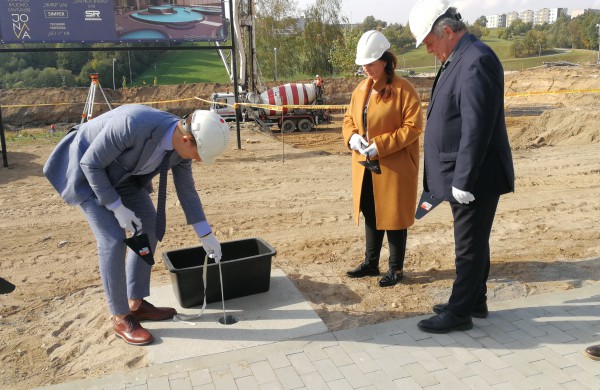 Įkasta naujojo Jonavos miesto baseino statybos pradžią simbolizuojanti laiko kapsulė