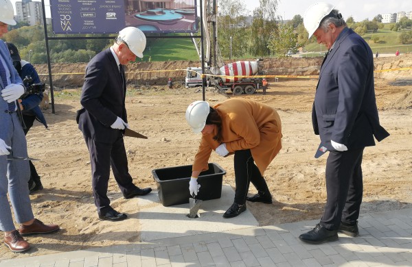 Įkasta naujojo Jonavos miesto baseino statybos pradžią simbolizuojanti laiko kapsulė