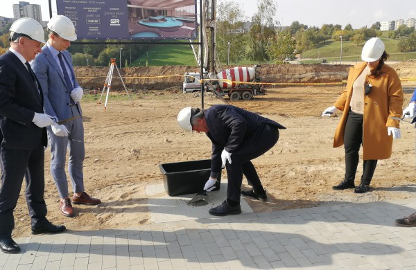 Įkasta naujojo Jonavos miesto baseino statybos pradžią simbolizuojanti laiko kapsulė