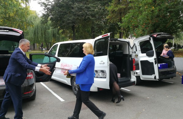 Padėkos ir dovanos perduotos visoms rajono ugdymo įstaigoms