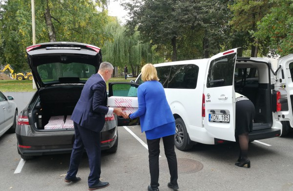 Padėkos ir dovanos perduotos visoms rajono ugdymo įstaigoms