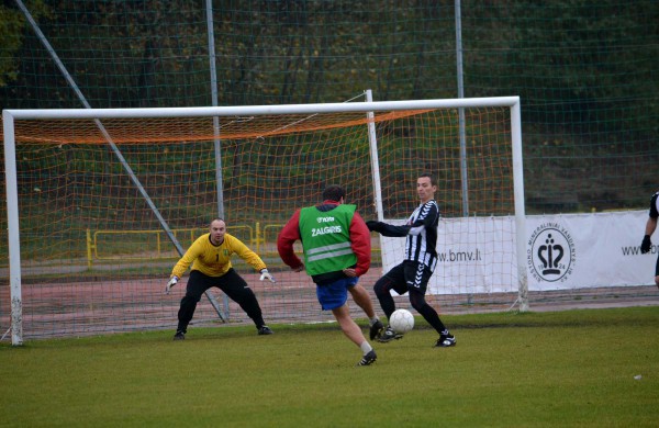 Futbolo aikštelėje varžosi Lietuvos kariuomenės sportininkai