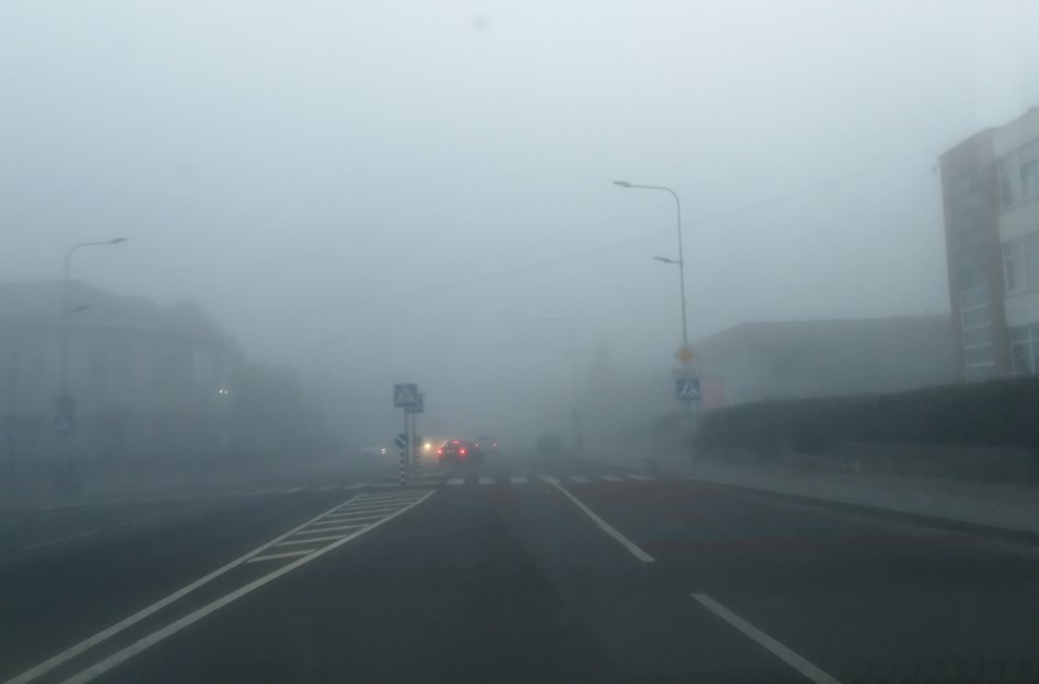 Jonavą užklojo stiprus rūkas