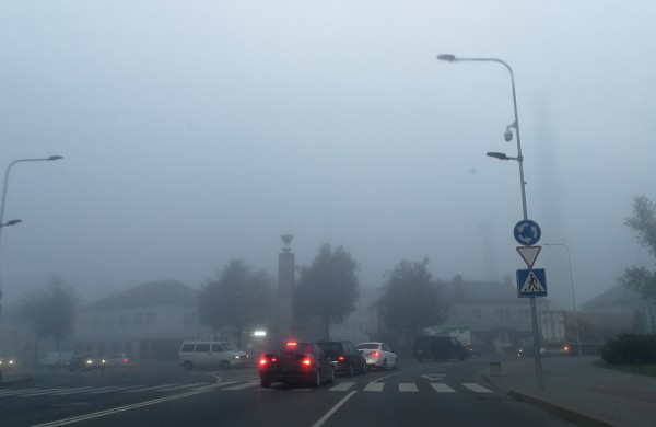 Jonavą užklojo stiprus rūkas