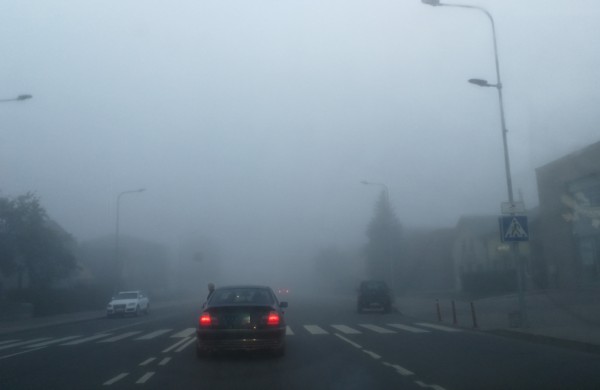 Jonavą užklojo stiprus rūkas