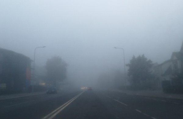 Jonavą užklojo stiprus rūkas