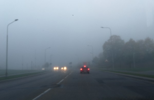 Jonavą užklojo stiprus rūkas