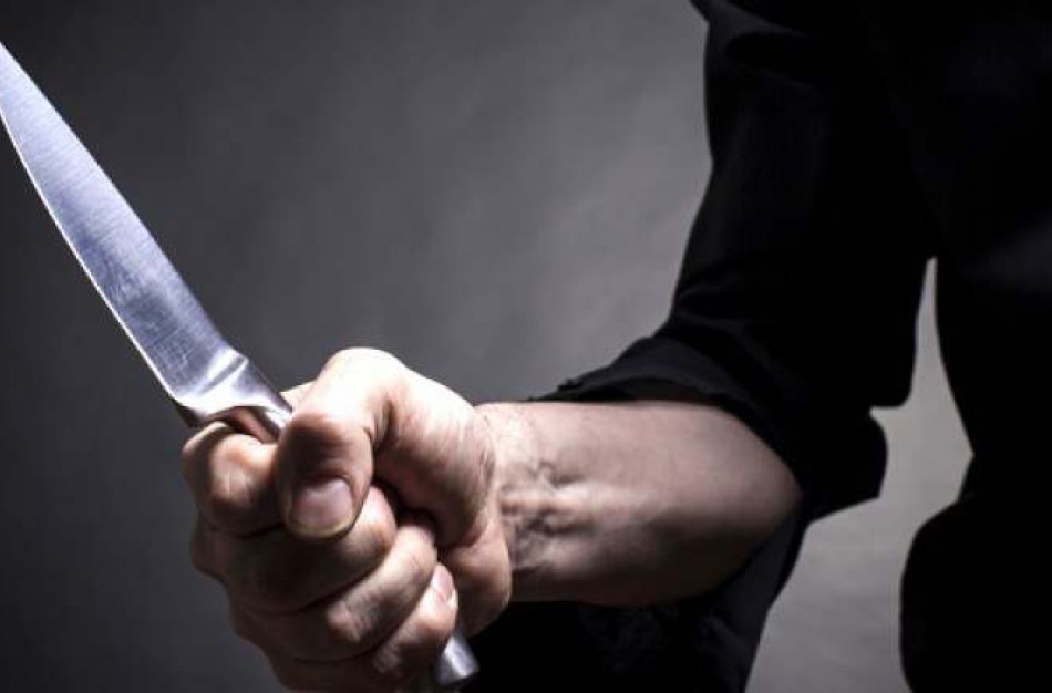 Jonavoje trys asmenys peiliu sužalojo neblaivų vyriškį  