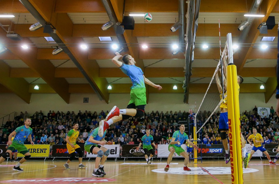 Startuoja su iššūkiais susiduriantys Lietuvos tinklinio čempionatai