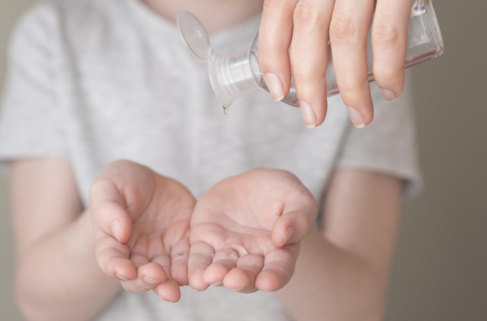 Paskelbtos gairės, kaip tinkamai parinkti rankų dezinfekantus vaikams