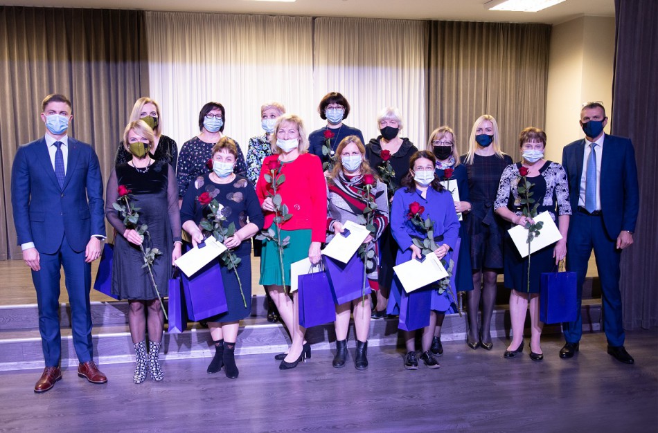 Profesinės dienos išvakarėse pagerbti ilgamečiai savivaldos darbuotojai