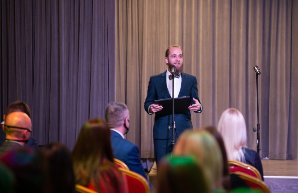 Profesinės dienos išvakarėse pagerbti ilgamečiai savivaldos darbuotojai