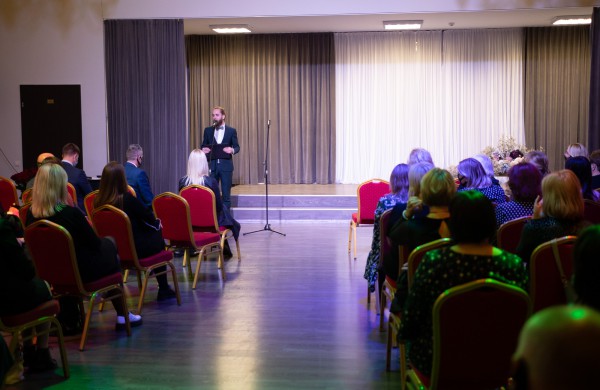 Profesinės dienos išvakarėse pagerbti ilgamečiai savivaldos darbuotojai