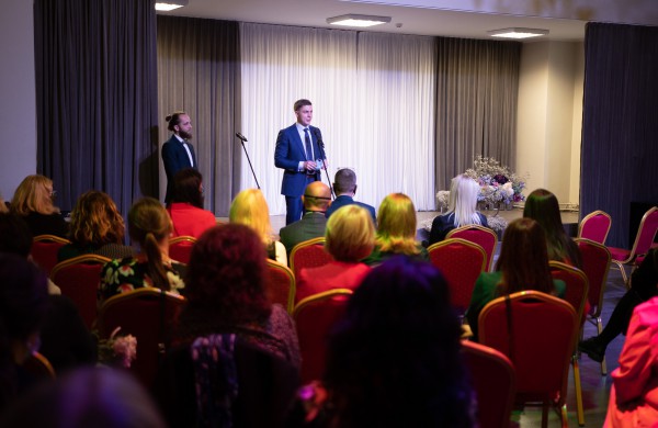 Profesinės dienos išvakarėse pagerbti ilgamečiai savivaldos darbuotojai