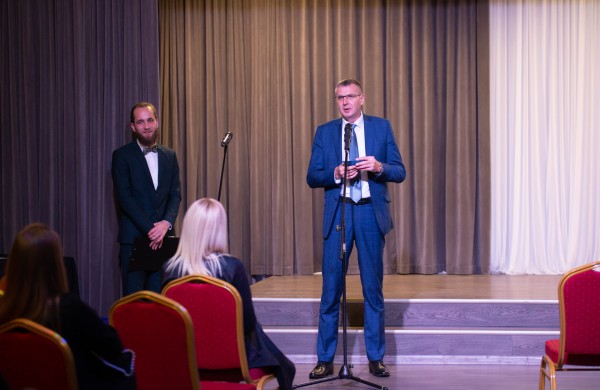 Profesinės dienos išvakarėse pagerbti ilgamečiai savivaldos darbuotojai