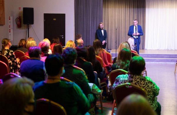 Profesinės dienos išvakarėse pagerbti ilgamečiai savivaldos darbuotojai