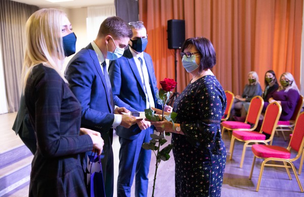 Profesinės dienos išvakarėse pagerbti ilgamečiai savivaldos darbuotojai