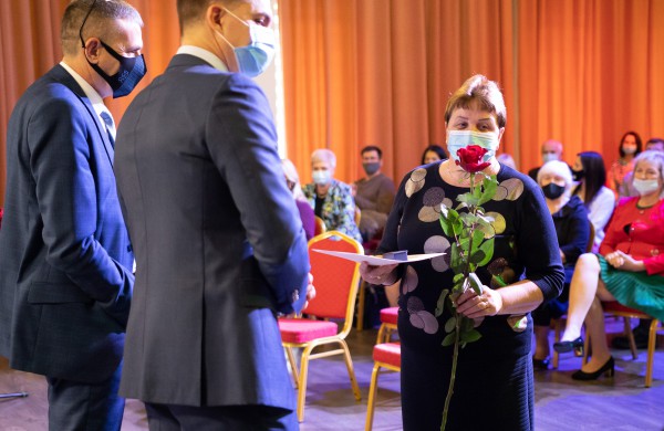 Profesinės dienos išvakarėse pagerbti ilgamečiai savivaldos darbuotojai