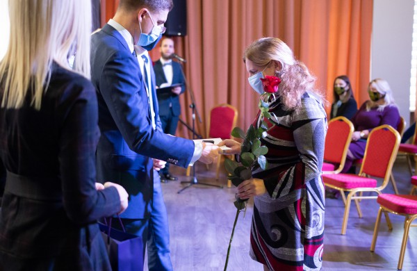 Profesinės dienos išvakarėse pagerbti ilgamečiai savivaldos darbuotojai