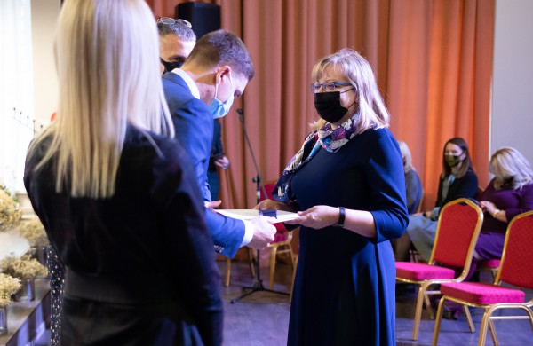 Profesinės dienos išvakarėse pagerbti ilgamečiai savivaldos darbuotojai