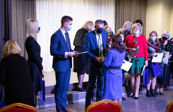 Profesinės dienos išvakarėse pagerbti ilgamečiai savivaldos darbuotojai