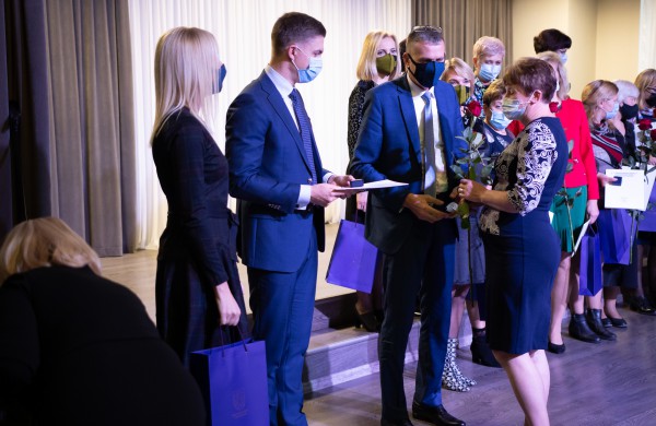 Profesinės dienos išvakarėse pagerbti ilgamečiai savivaldos darbuotojai