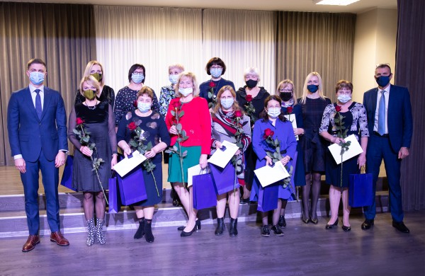 Profesinės dienos išvakarėse pagerbti ilgamečiai savivaldos darbuotojai