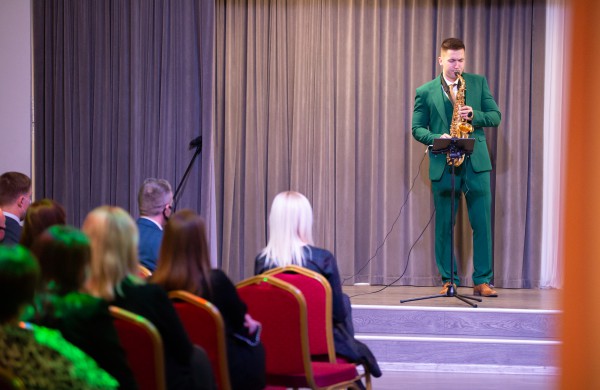 Profesinės dienos išvakarėse pagerbti ilgamečiai savivaldos darbuotojai