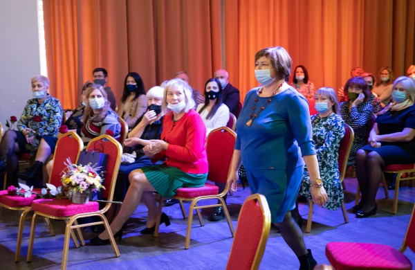 Profesinės dienos išvakarėse pagerbti ilgamečiai savivaldos darbuotojai