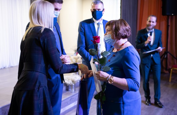 Profesinės dienos išvakarėse pagerbti ilgamečiai savivaldos darbuotojai