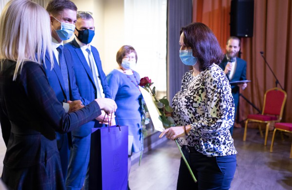 Profesinės dienos išvakarėse pagerbti ilgamečiai savivaldos darbuotojai