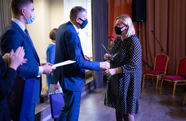Profesinės dienos išvakarėse pagerbti ilgamečiai savivaldos darbuotojai