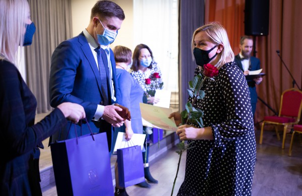 Profesinės dienos išvakarėse pagerbti ilgamečiai savivaldos darbuotojai