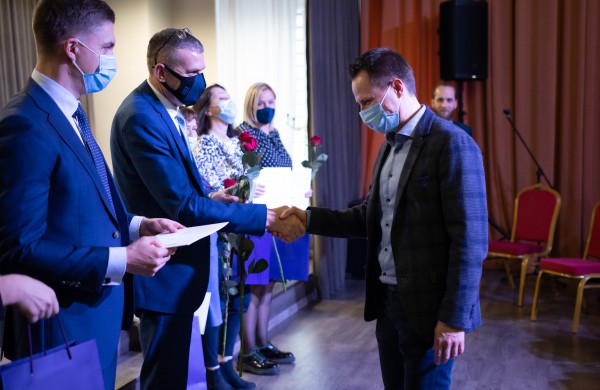 Profesinės dienos išvakarėse pagerbti ilgamečiai savivaldos darbuotojai